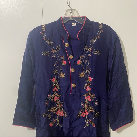 Kurta top and silk dupatta with added leggings - Picture 6 of 13